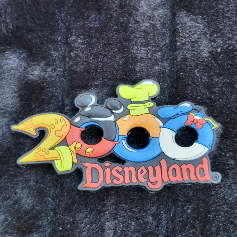 VTG Disneyland Fridge Magnet Millennium 2000 Souvenir Mickey Goofy Donald Hats
